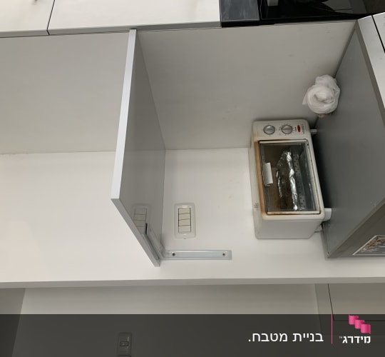התקנת מחיצה לבנה ליצירת נישה למכשירי חשמל במטבח